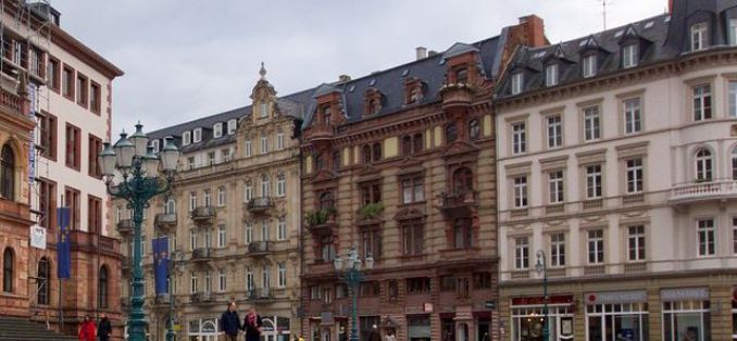 Einkaufen in Wiesbaden - Marktplatz mit schöner Häuserfassade