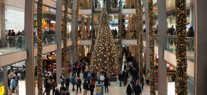 Verkaufsoffener Sonntag - Großer beleuchteter Weihnachtsbaum im gutbesuchten Einkaufszentrum