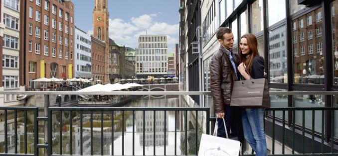 Shopping-Quartiere Hamburg - Einkaufen in der Hansestadt - Ein Paar mit Einkaufstüten vor den Fleeten