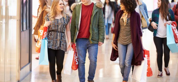 Verkaufsoffene Sonntage Saarbrücken - Termin-Übersicht 2019 - Junge Menschen beim Einkaufen in einer Mall