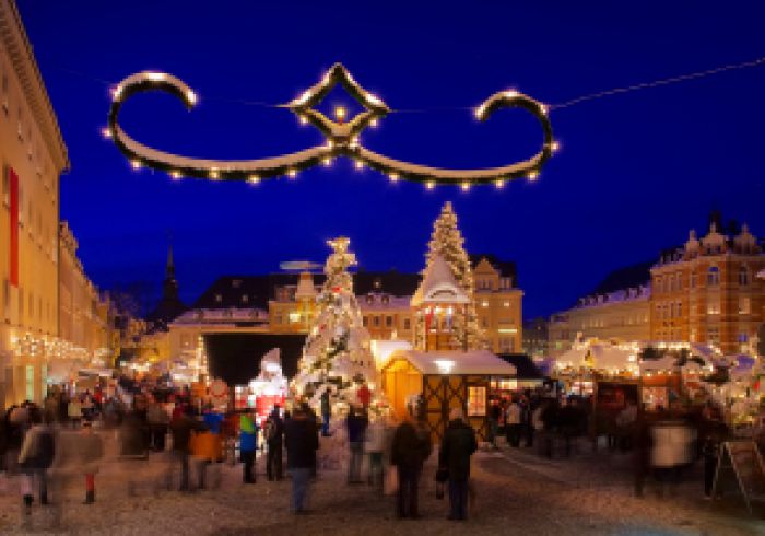 Verkaufsoffener Sonntag - Weihnachtsmarkt am Abend mit Adventsbeleuchtung