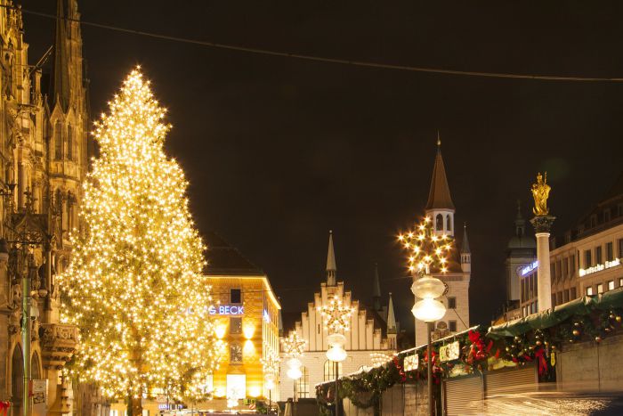 Verkaufsoffener Sonntag NRW Hamburg Kiel - Innenstadt mit Adventsschmuck und Weihnachtsmarkt