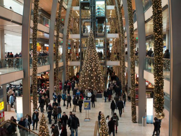 Verkaufsoffener Sonntag am 17. Dezember 2017 NRW Berlin Sachsen-Anhalt - Einkaufszentrum mit Weihnachtsbaum