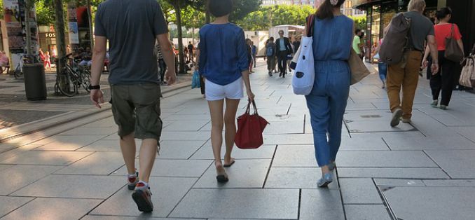 Verkaufsoffener Sonntag 26. Juni 2016 -  NRW Baden-Württemberg Ratingen Pirmasens Naumburg - Junge Menschen mit Einkaufstasche in der Fußgängerzone