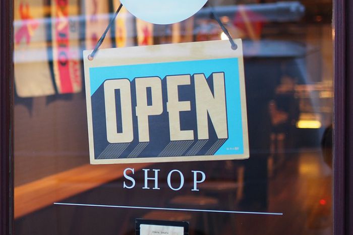 Verkaufsoffener Sonntag 5. November 2017 Kiel Braunschweig Saarbrücken Ludwigshafen - Ladentür mit Open-Schild