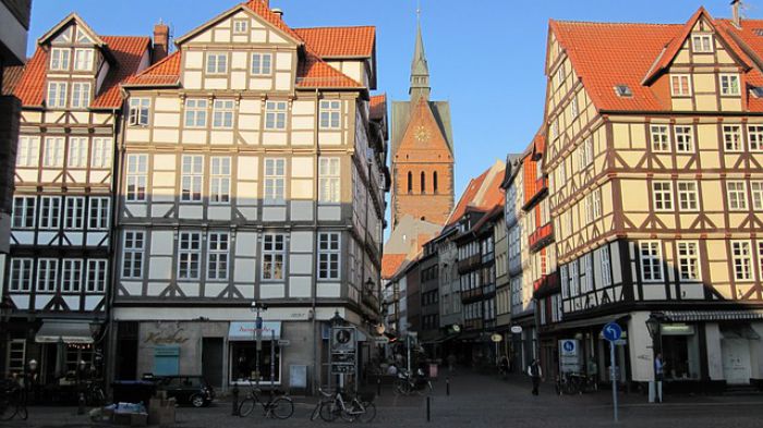 Entdecke die Shopping-Stadt Hannover - Blick in die Altstadt mit ihren schmalen Gassen