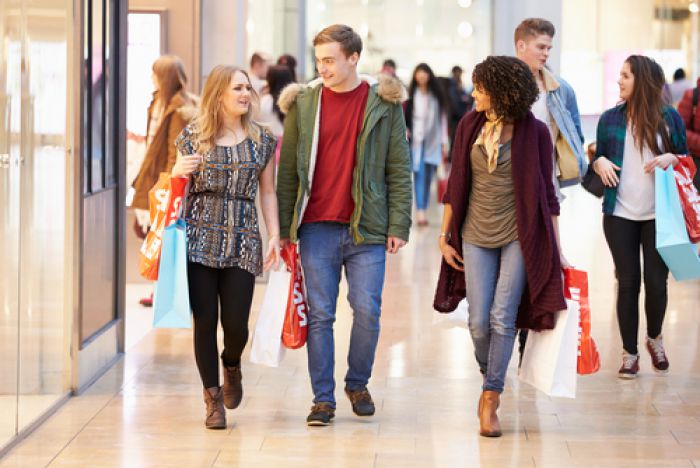 Verkaufsoffener Sonntag 3. April 2016 Niedersachsen Bayern Hannover Essen Augsburg - Junge Menschen beim Einkaufen in einer Mall