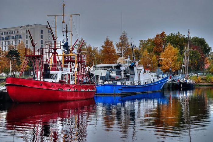 Wilhelmshaven - Einkaufen an der Nordseeküste - Zwei Schiffe im Hafen