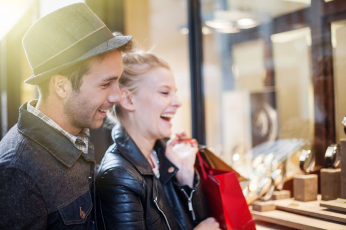 Verkaufsoffener Sonntag Bayern NRW Niedersachsen Wolfsburg Ingelheim - Ein Pärchen vor einem Schaufenster beim Juwelier