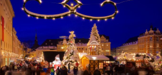 Verkaufsoffener Sonntag - Weihnachtsmarkt am Abend mit Adventsbeleuchtung