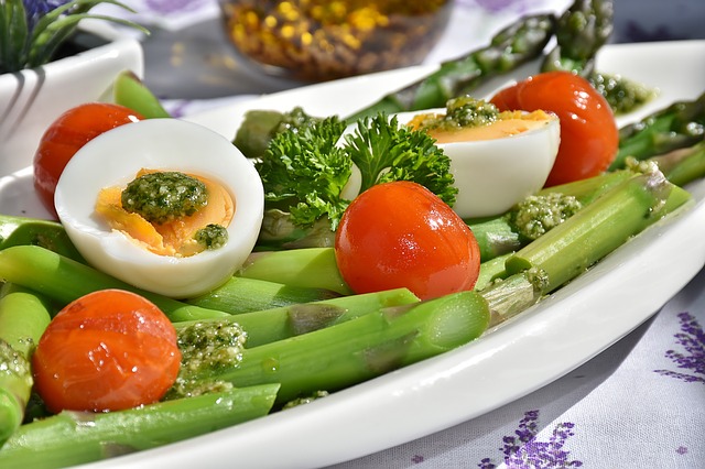 Veggie, LowCarb, Superfood - Die neuen Lebensmitteltrends - Spargelsalat mit Bärlauchpesto