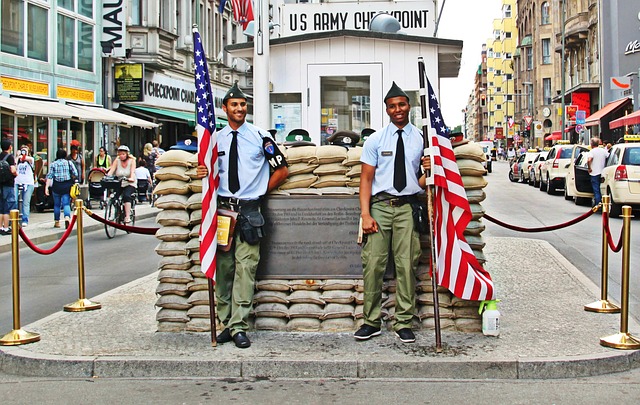 Der bekannteste Grenzübergang Checkpoint Charlie in der Friedrichstraße