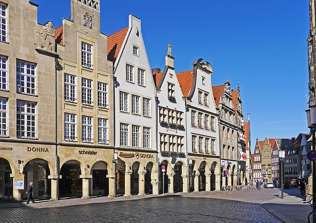 Verkaufsoffener Sonntag Münster - Fußgängerzone mit historischen Gebäuden Verkaufsoffener Sonntag Münster - Fußgängerzone mit historischen Gebäuden