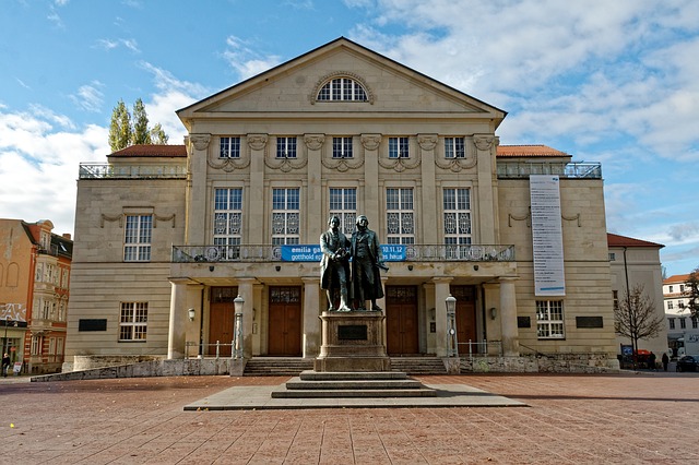 Verkaufsoffener Sonntag Weimar - Statue zu Ehren von Goethe und Schiller Verkaufsoffener Sonntag Weimar - Statue zu Ehren von Goethe und Schiller